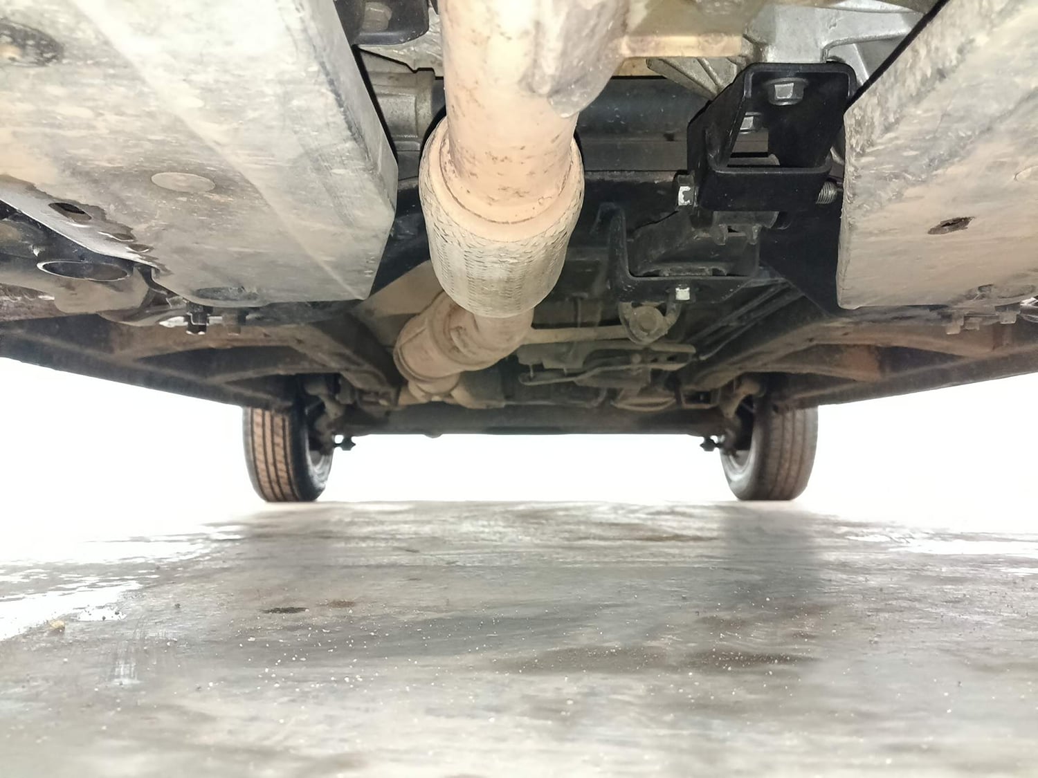 Used 2017 Mahindra KUV100 K8 6 STR Petrol Manual extra FRONT LEFT UNDERBODY VIEW