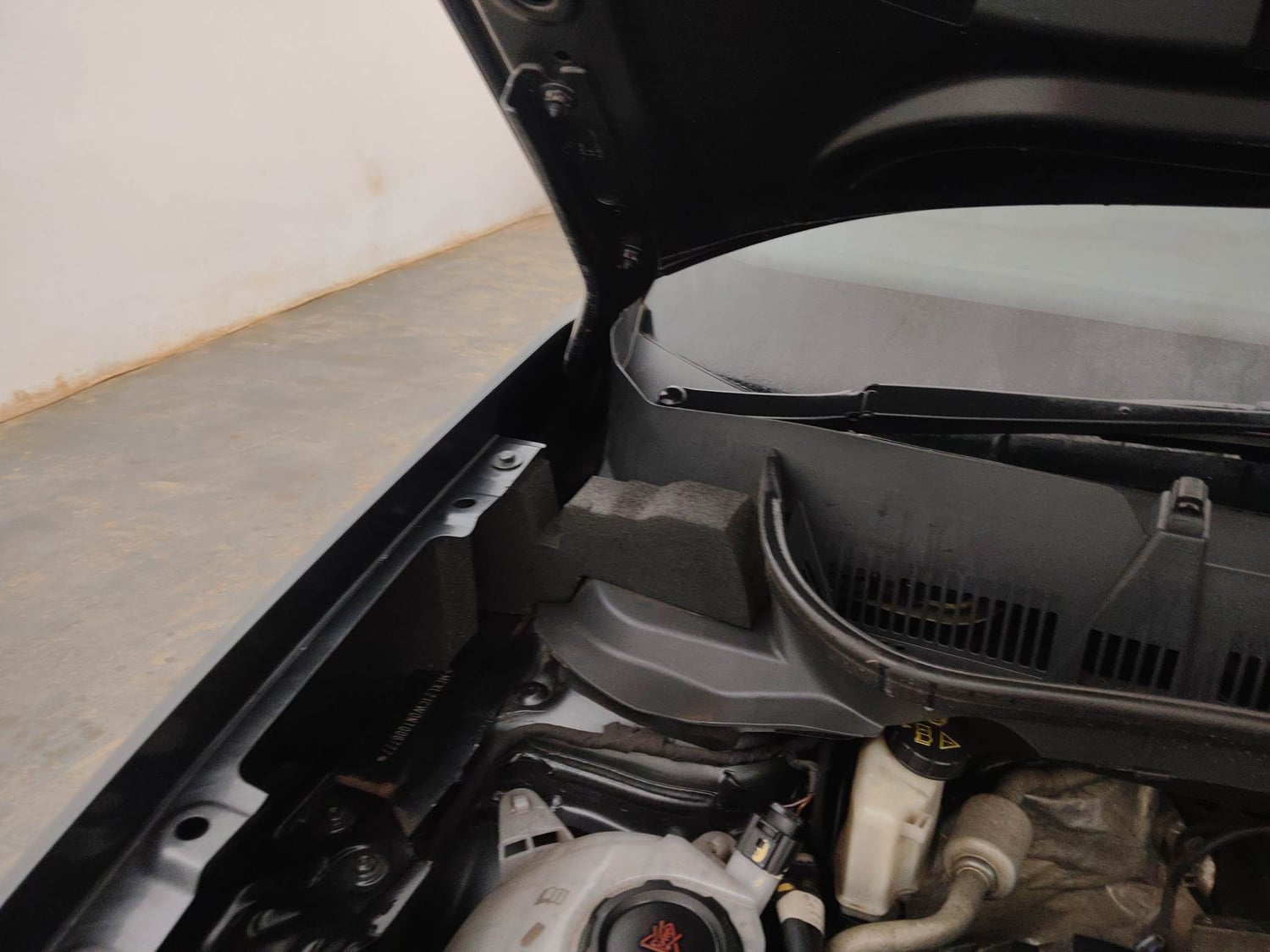 Used 2021 Volkswagen Taigun GT 1.5 TSI MT Petrol Manual engine ENGINE RIGHT SIDE HINGE & APRON VIEW