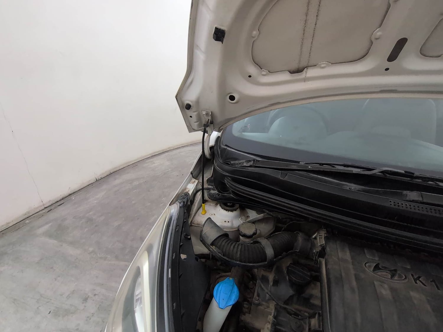 Used 2016 Hyundai Xcent S 1.2 Petrol Manual engine ENGINE RIGHT SIDE HINGE & APRON VIEW