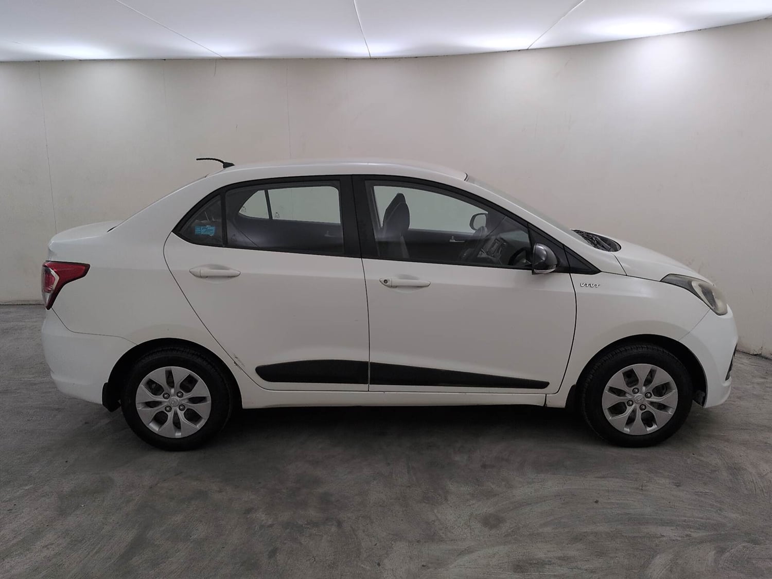 Used 2016 Hyundai Xcent S 1.2 Petrol Manual exterior RIGHT SIDE VIEW