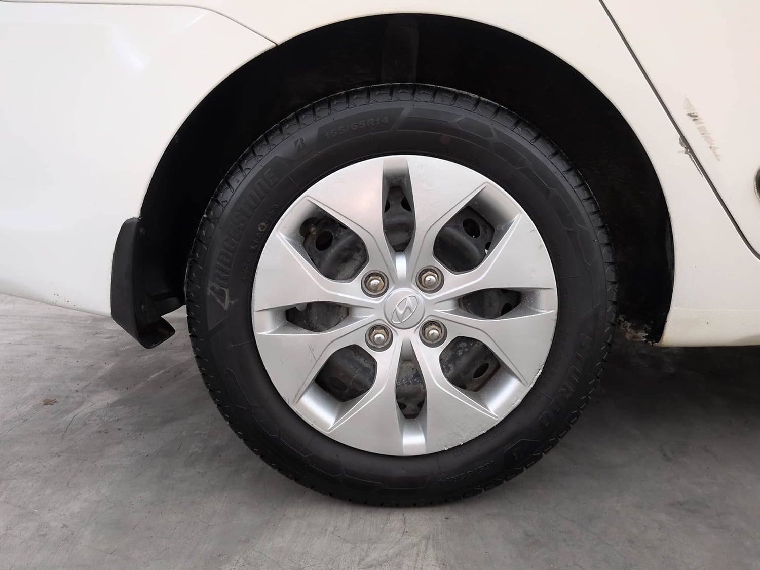 Used 2016 Hyundai Xcent S 1.2 Petrol Manual tyres RIGHT REAR TYRE RIM VIEW