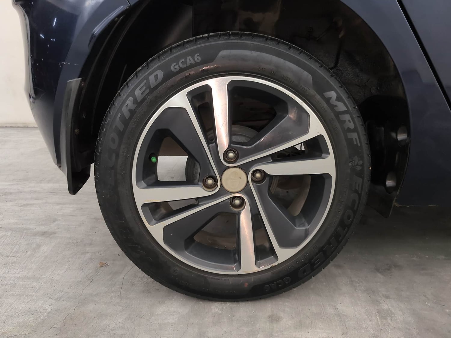 Used 2023 Tata Altroz XZA Petrol Petrol Automatic tyres RIGHT REAR TYRE RIM VIEW