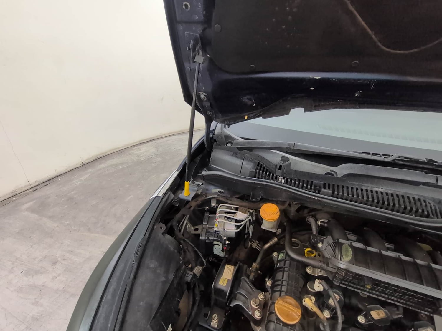 Used 2023 Tata Altroz XZA Petrol Petrol Automatic engine ENGINE RIGHT SIDE HINGE & APRON VIEW