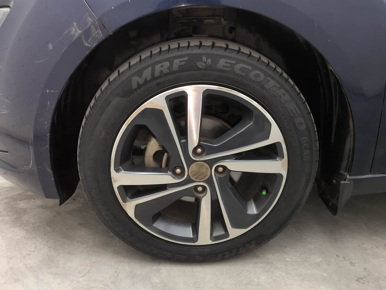 Used 2023 Tata Altroz XZA Petrol Petrol Automatic tyres LEFT FRONT TYRE RIM VIEW