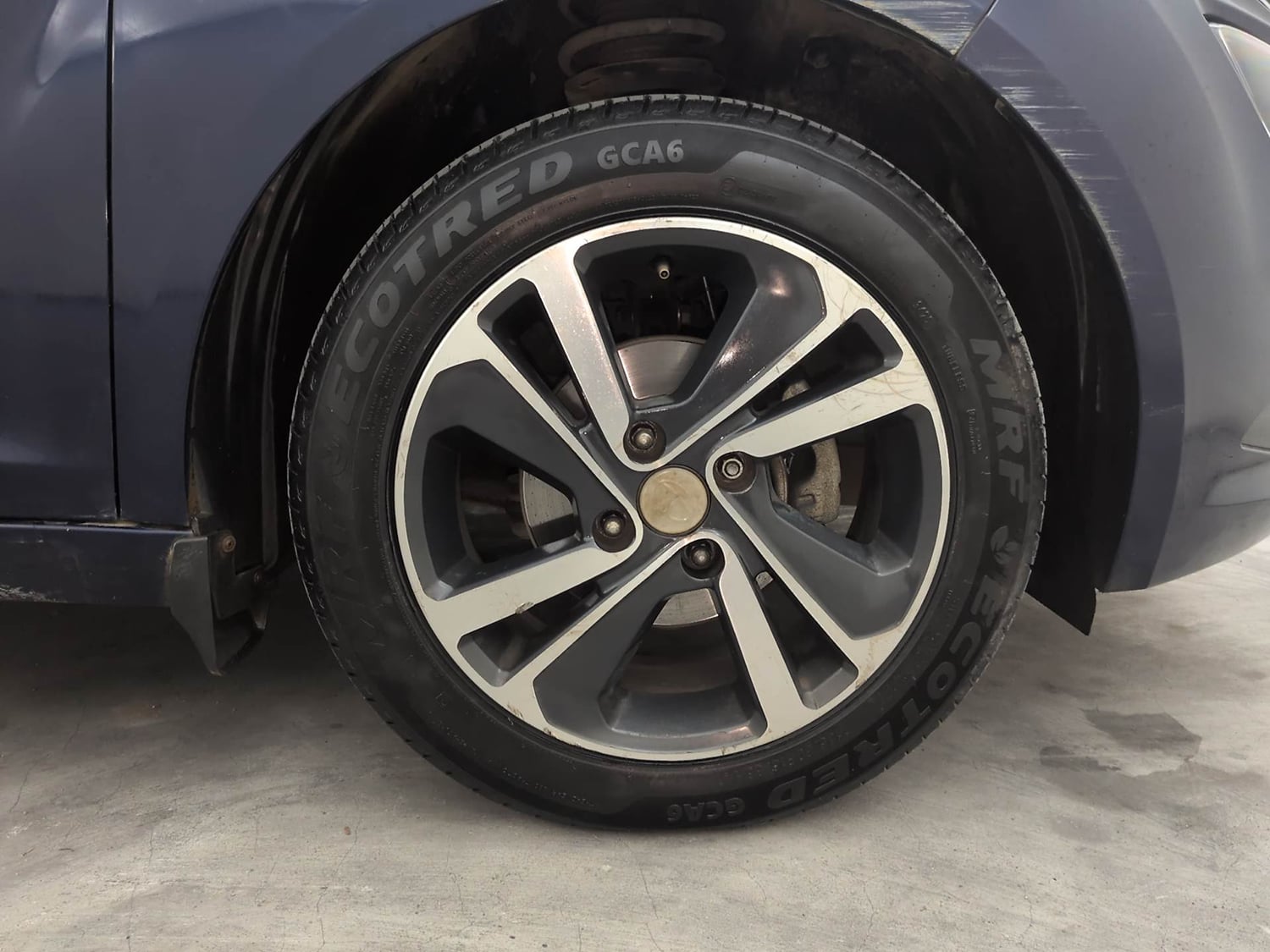 Used 2023 Tata Altroz XZA Petrol Petrol Automatic tyres RIGHT FRONT TYRE RIM VIEW