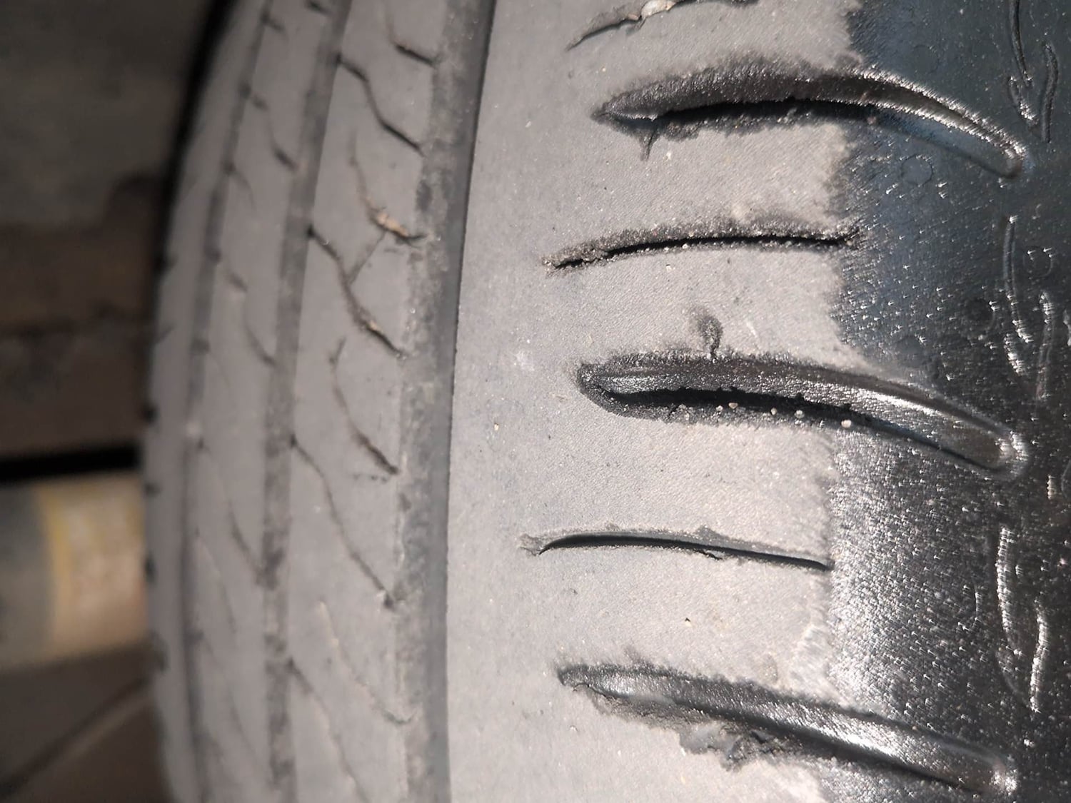 Used 2023 Tata Altroz XZA Petrol Petrol Automatic tyres RIGHT FRONT TYRE TREAD VIEW