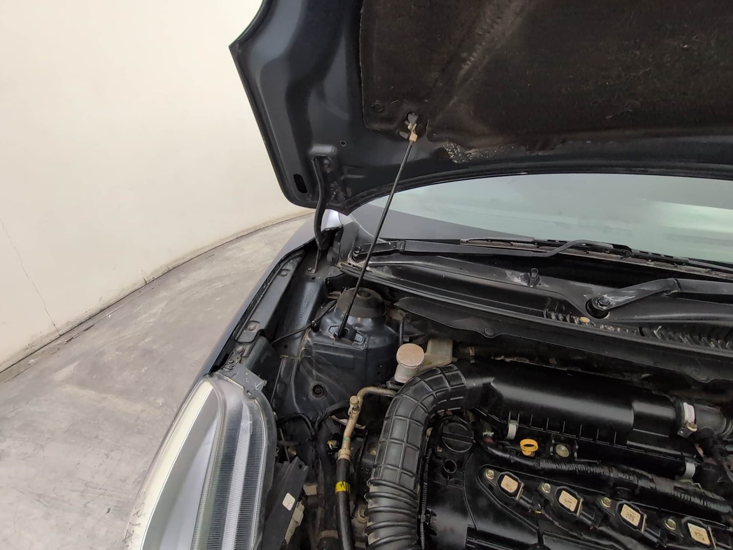 Used 2020 Maruti Suzuki Baleno Zeta Petrol Manual engine ENGINE RIGHT SIDE HINGE & APRON VIEW