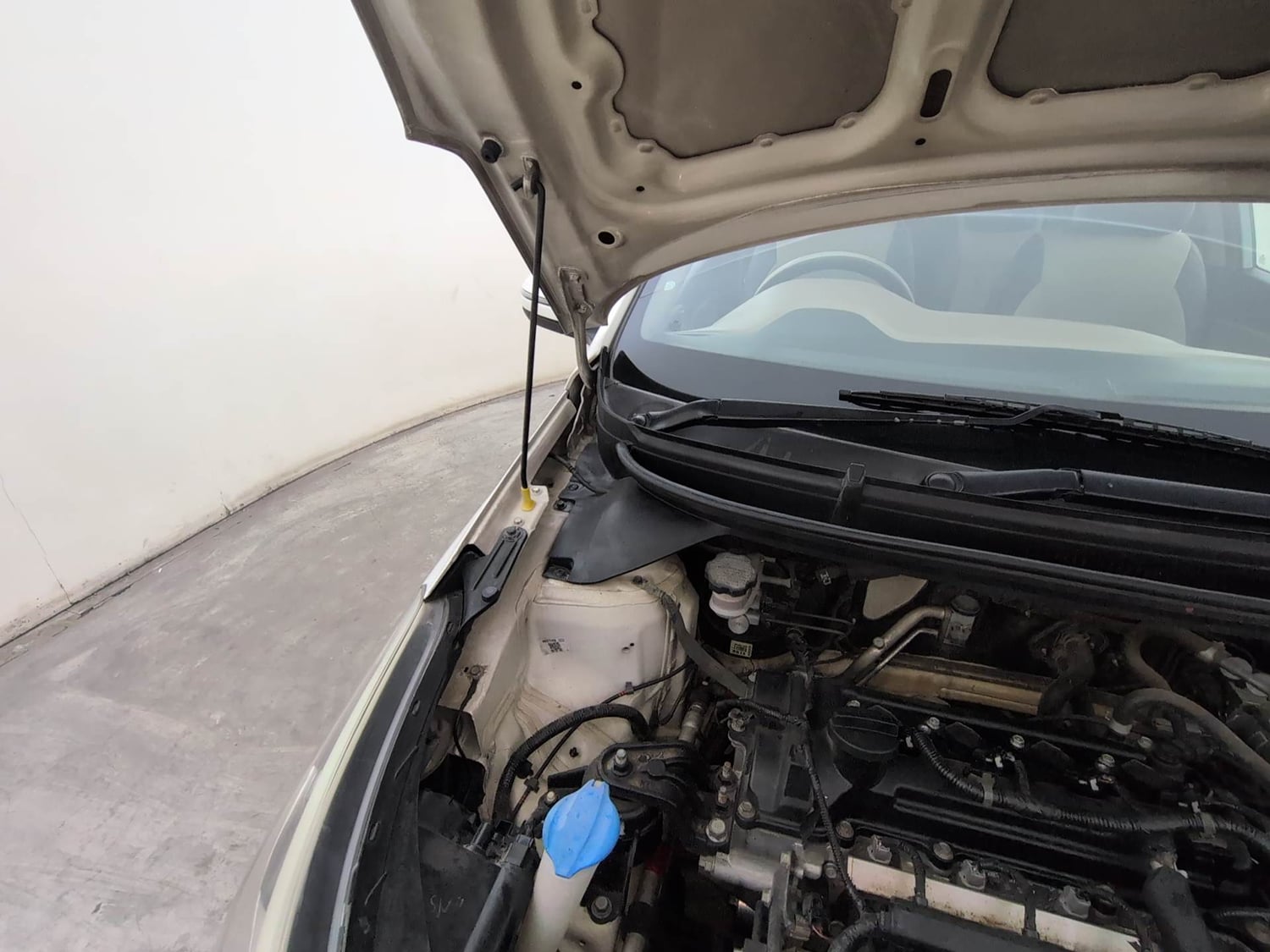Used 2019 Hyundai Elite i20 Asta 1.2 AT Petrol Automatic engine ENGINE RIGHT SIDE HINGE & APRON VIEW
