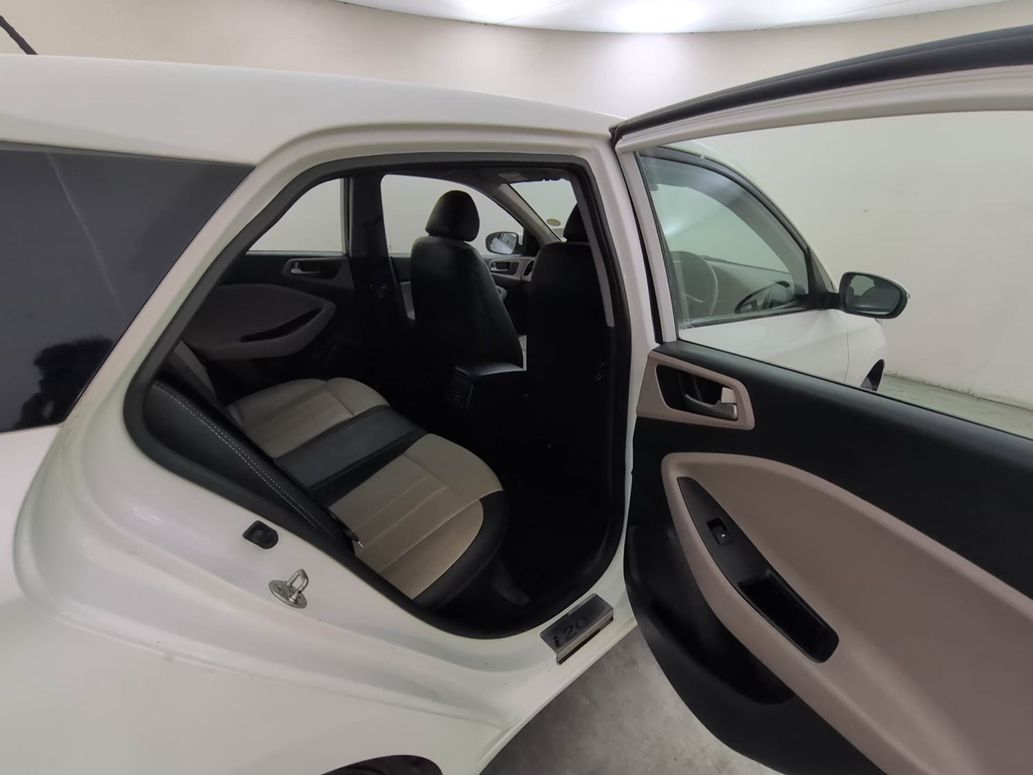 Used 2019 Hyundai Elite i20 Asta 1.2 AT Petrol Automatic interior RIGHT SIDE REAR DOOR CABIN VIEW