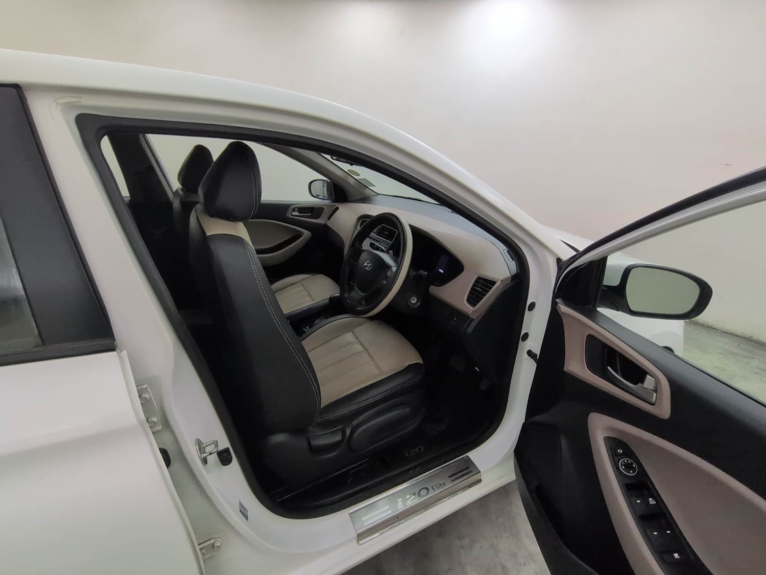 Used 2019 Hyundai Elite i20 Asta 1.2 AT Petrol Automatic interior RIGHT SIDE FRONT DOOR CABIN VIEW