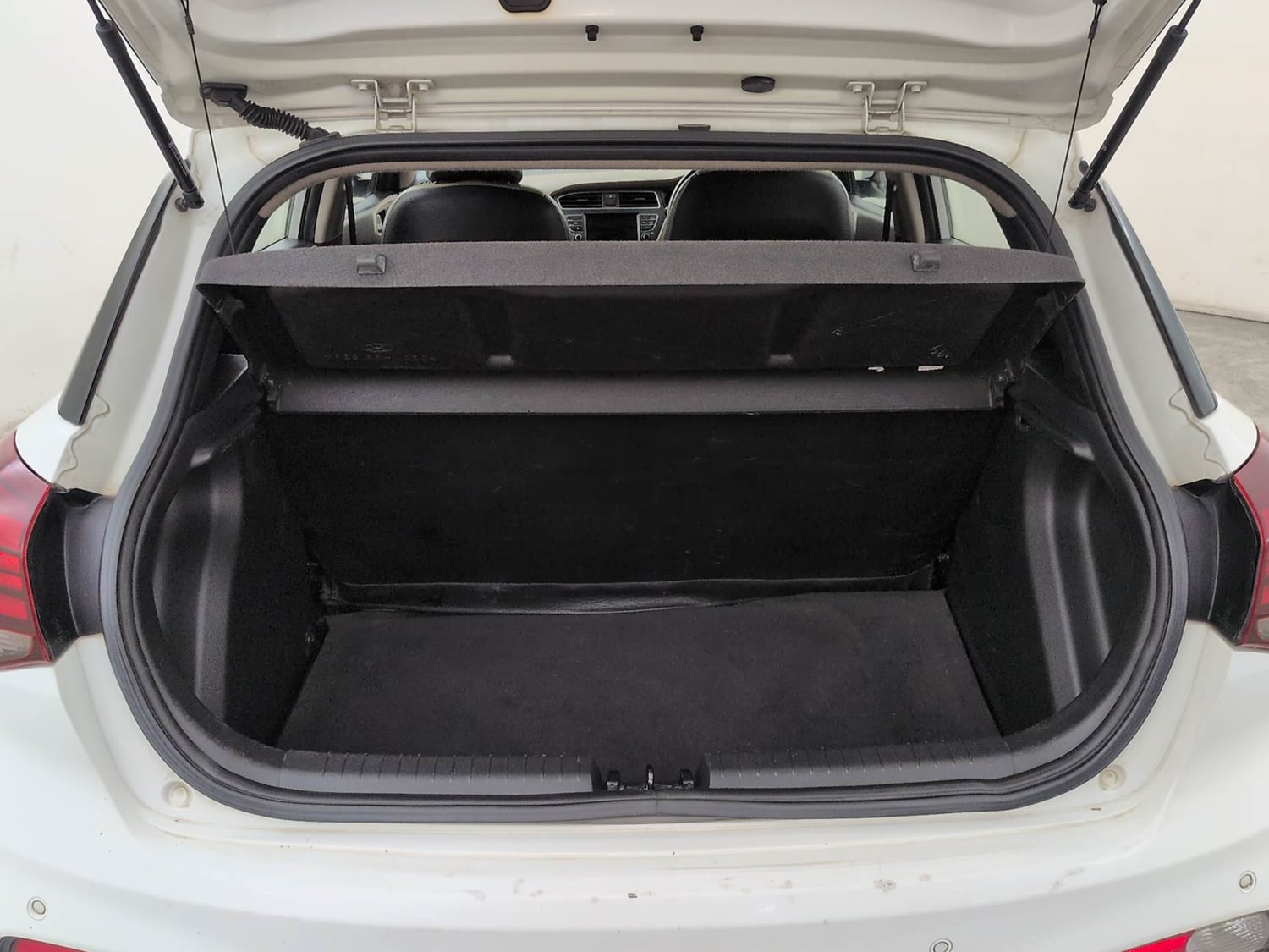Used 2019 Hyundai Elite i20 Asta 1.2 AT Petrol Automatic interior DICKY INSIDE VIEW