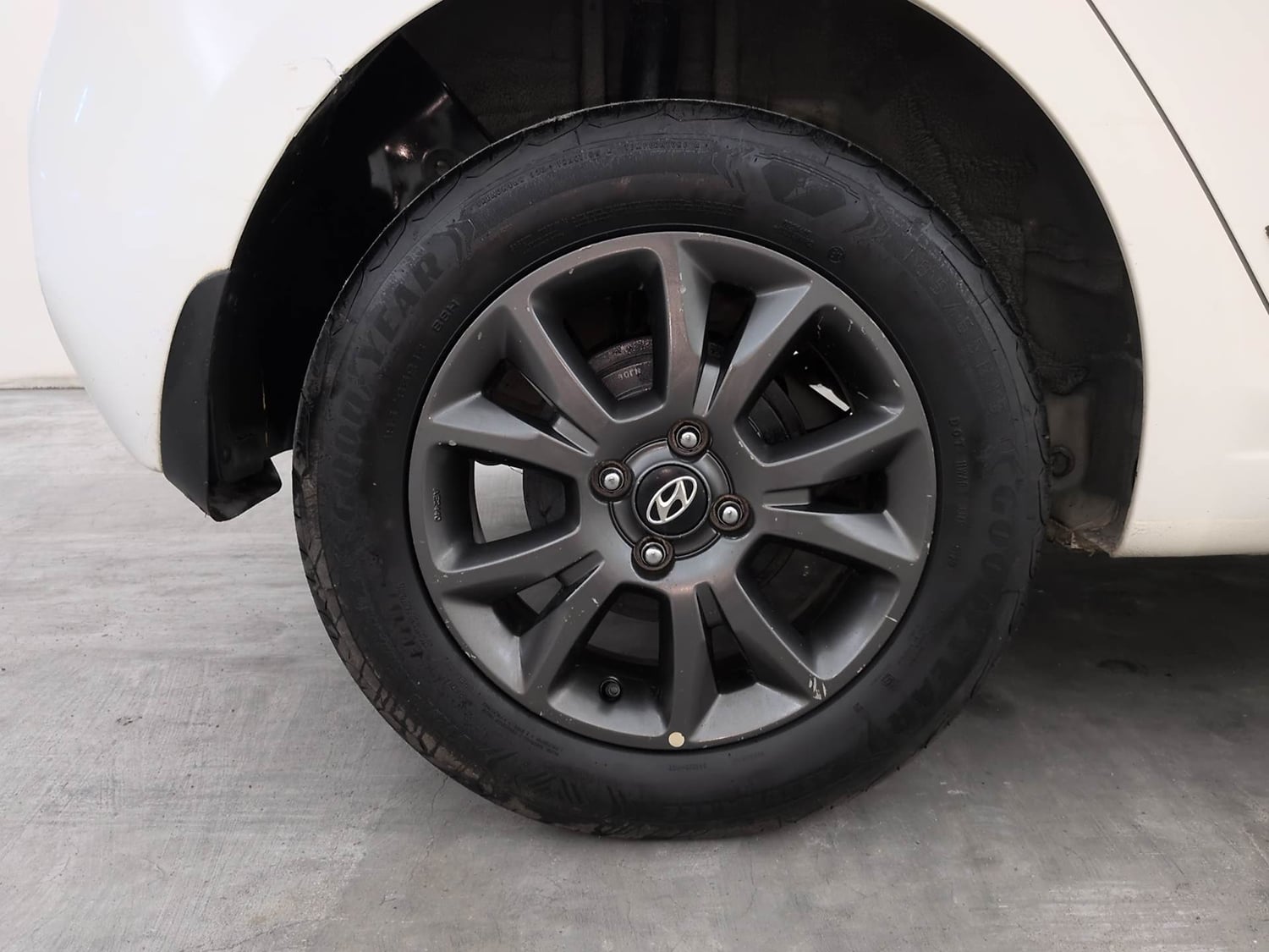 Used 2019 Hyundai Elite i20 Asta 1.2 AT Petrol Automatic tyres RIGHT REAR TYRE RIM VIEW