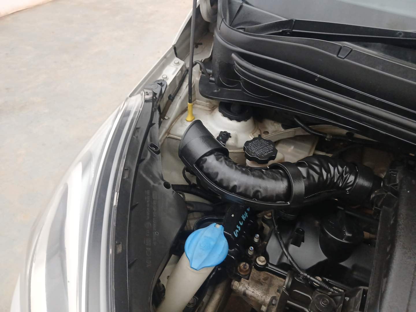 Used 2014 Hyundai Xcent S 1.2 Petrol Manual engine ENGINE RIGHT SIDE HINGE & APRON VIEW