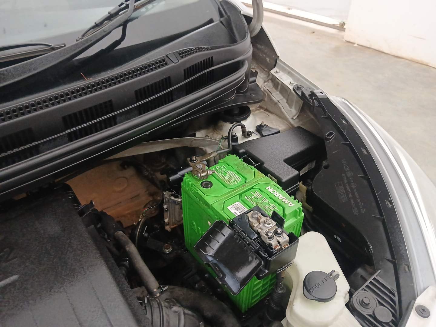 Used 2014 Hyundai Xcent S 1.2 Petrol Manual engine ENGINE LEFT SIDE HINGE & APRON VIEW