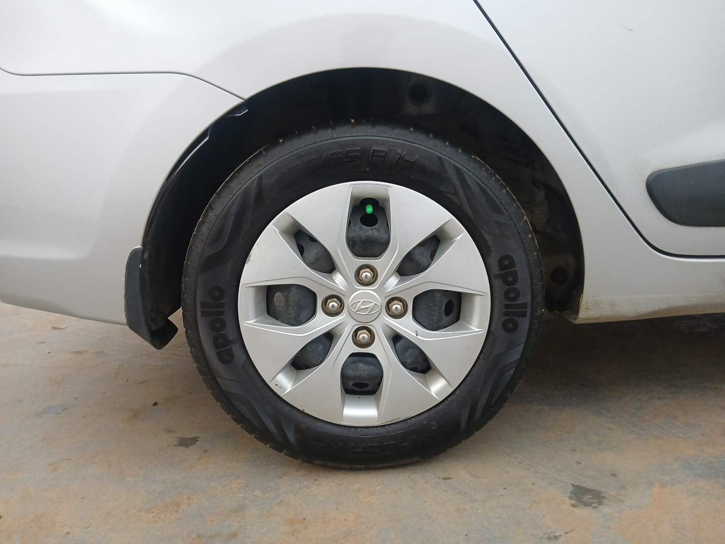 Used 2014 Hyundai Xcent S 1.2 Petrol Manual tyres RIGHT REAR TYRE RIM VIEW