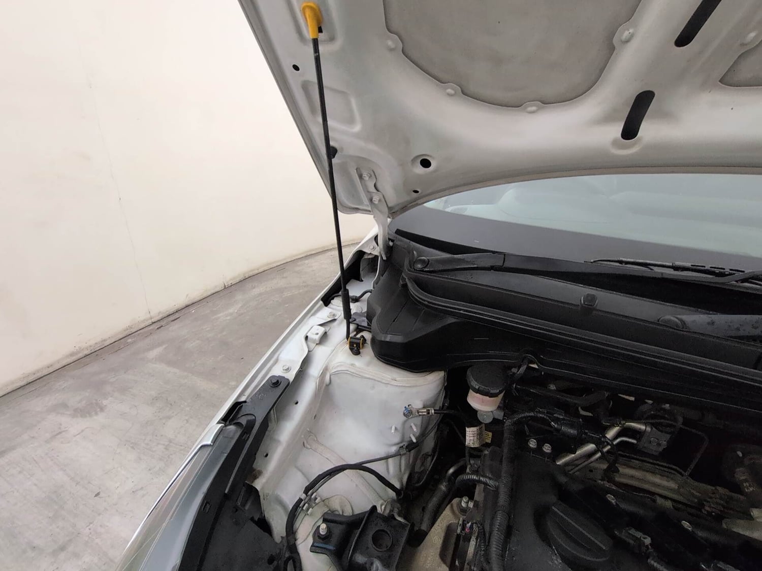 Used 2023 Hyundai i20 Sportz 1.2 MT Petrol Manual engine ENGINE RIGHT SIDE HINGE & APRON VIEW