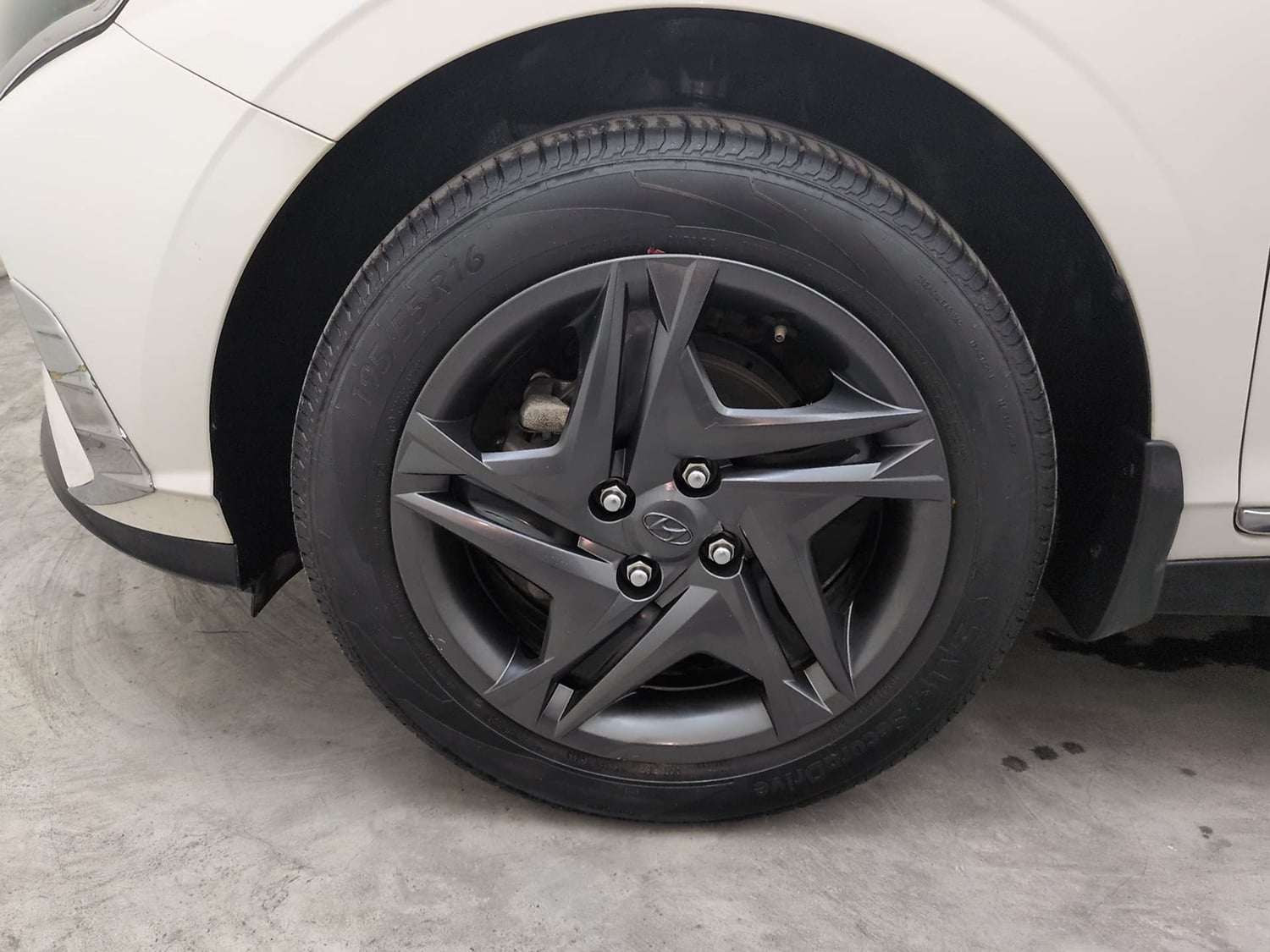 Used 2023 Hyundai i20 Sportz 1.2 MT Petrol Manual tyres LEFT FRONT TYRE RIM VIEW