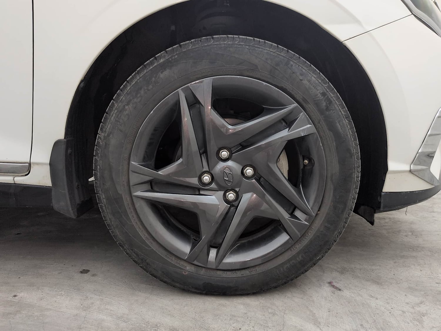Used 2023 Hyundai i20 Sportz 1.2 MT Petrol Manual tyres RIGHT FRONT TYRE RIM VIEW