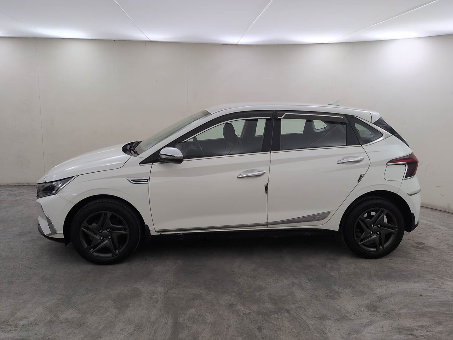 Used 2023 Hyundai i20 Sportz 1.2 MT Petrol Manual exterior LEFT SIDE VIEW