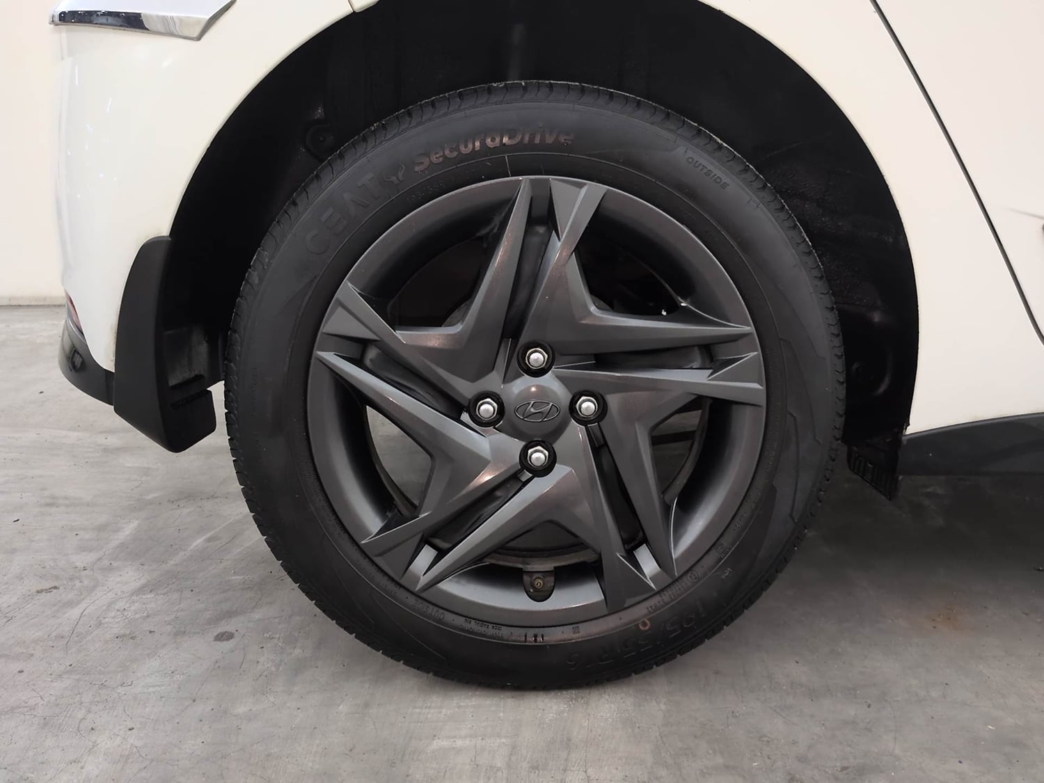 Used 2023 Hyundai i20 Sportz 1.2 MT Petrol Manual tyres RIGHT REAR TYRE RIM VIEW