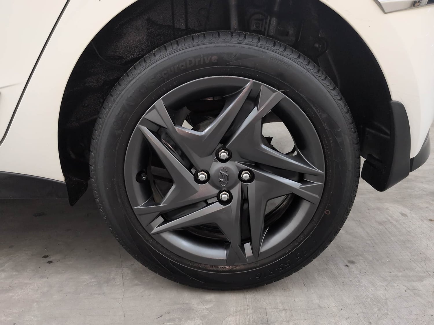 Used 2023 Hyundai i20 Sportz 1.2 MT Petrol Manual tyres LEFT REAR TYRE RIM VIEW