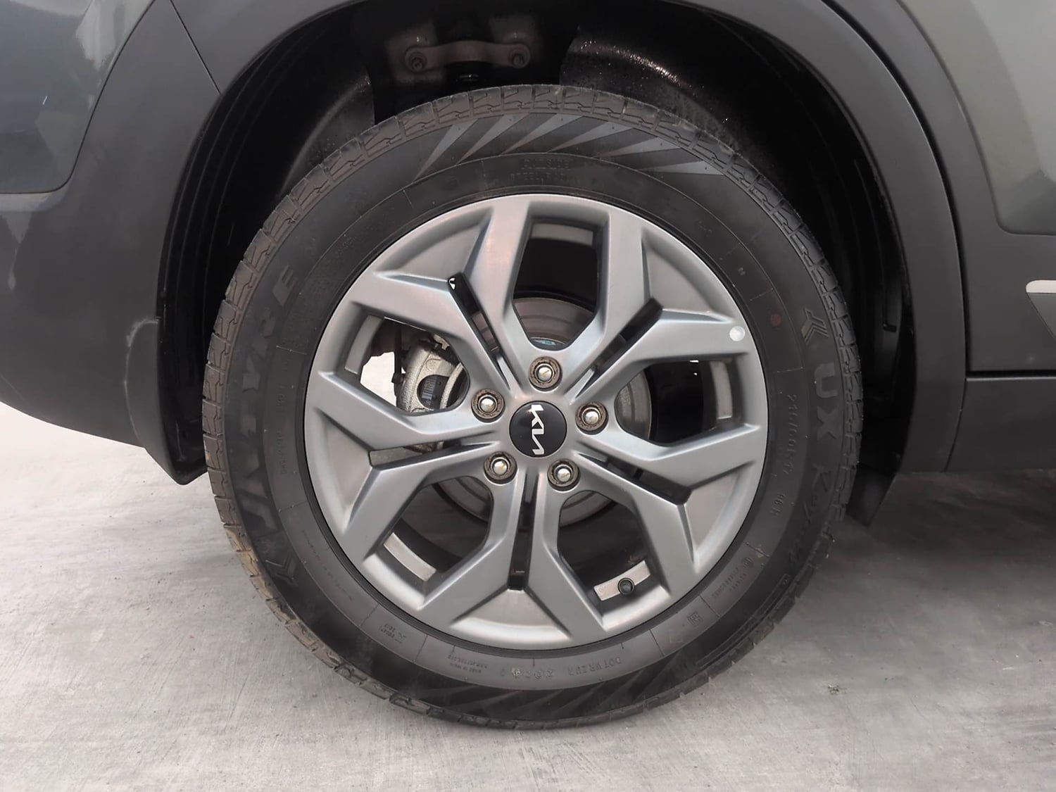 Used 2024 Kia Seltos HTX 1.5 Petrol MT Petrol Manual tyres RIGHT REAR TYRE RIM VIEW