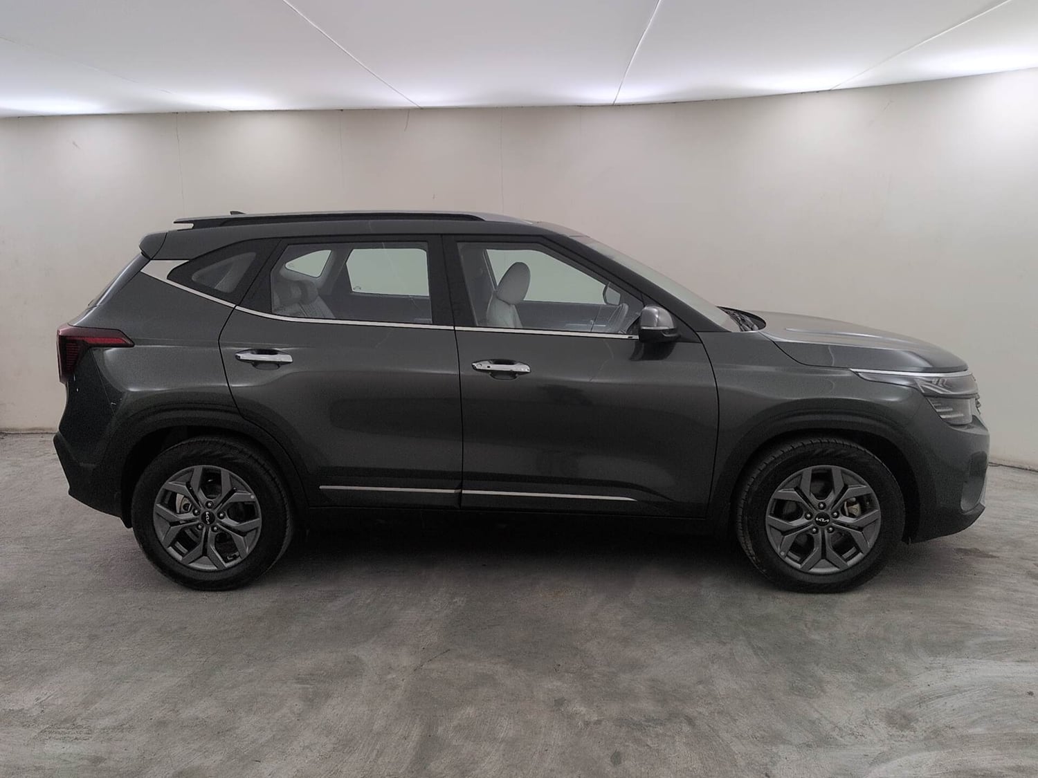 Used 2024 Kia Seltos HTX 1.5 Petrol MT Petrol Manual exterior RIGHT SIDE VIEW
