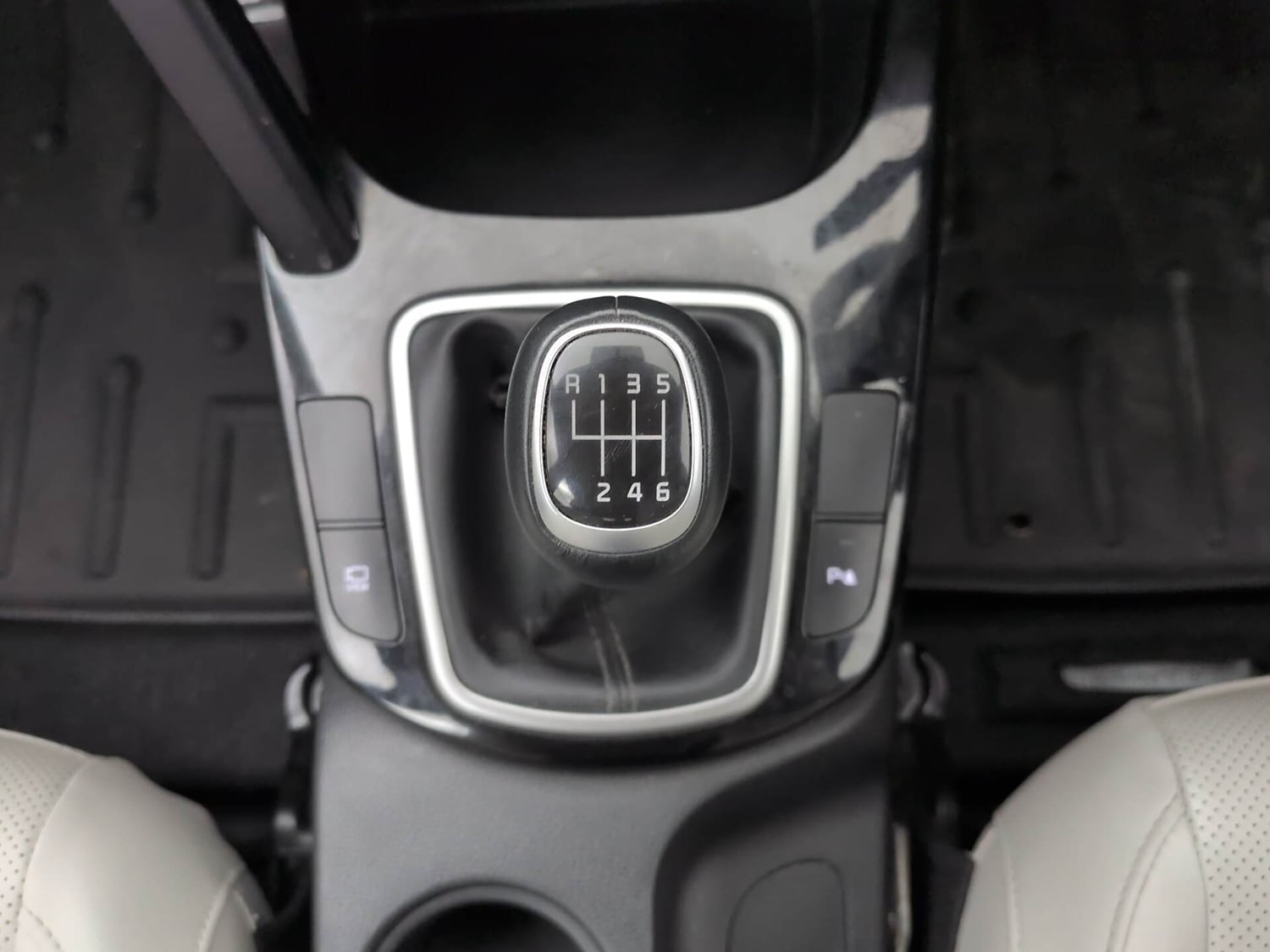 Used 2024 Kia Seltos HTX 1.5 Petrol MT Petrol Manual interior GEAR  KNOB VIEW
