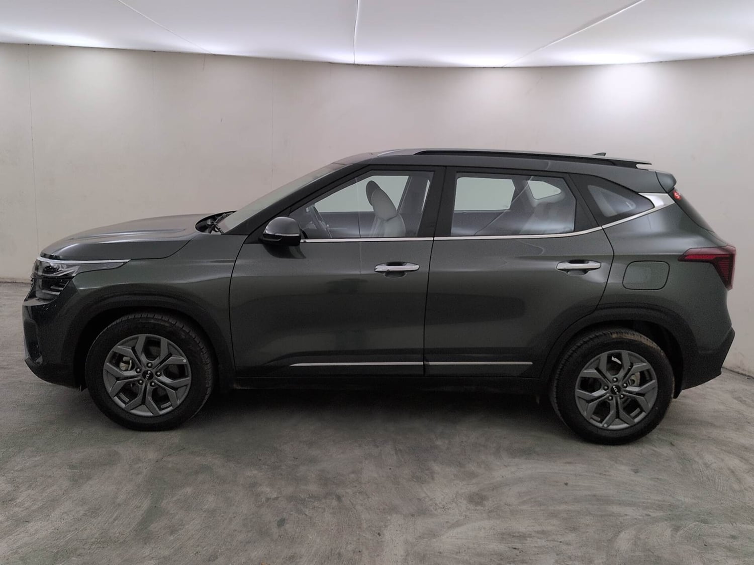 Used 2024 Kia Seltos HTX 1.5 Petrol MT Petrol Manual exterior LEFT SIDE VIEW