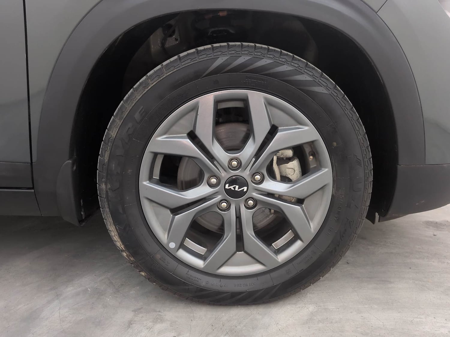 Used 2024 Kia Seltos HTX 1.5 Petrol MT Petrol Manual tyres RIGHT FRONT TYRE RIM VIEW