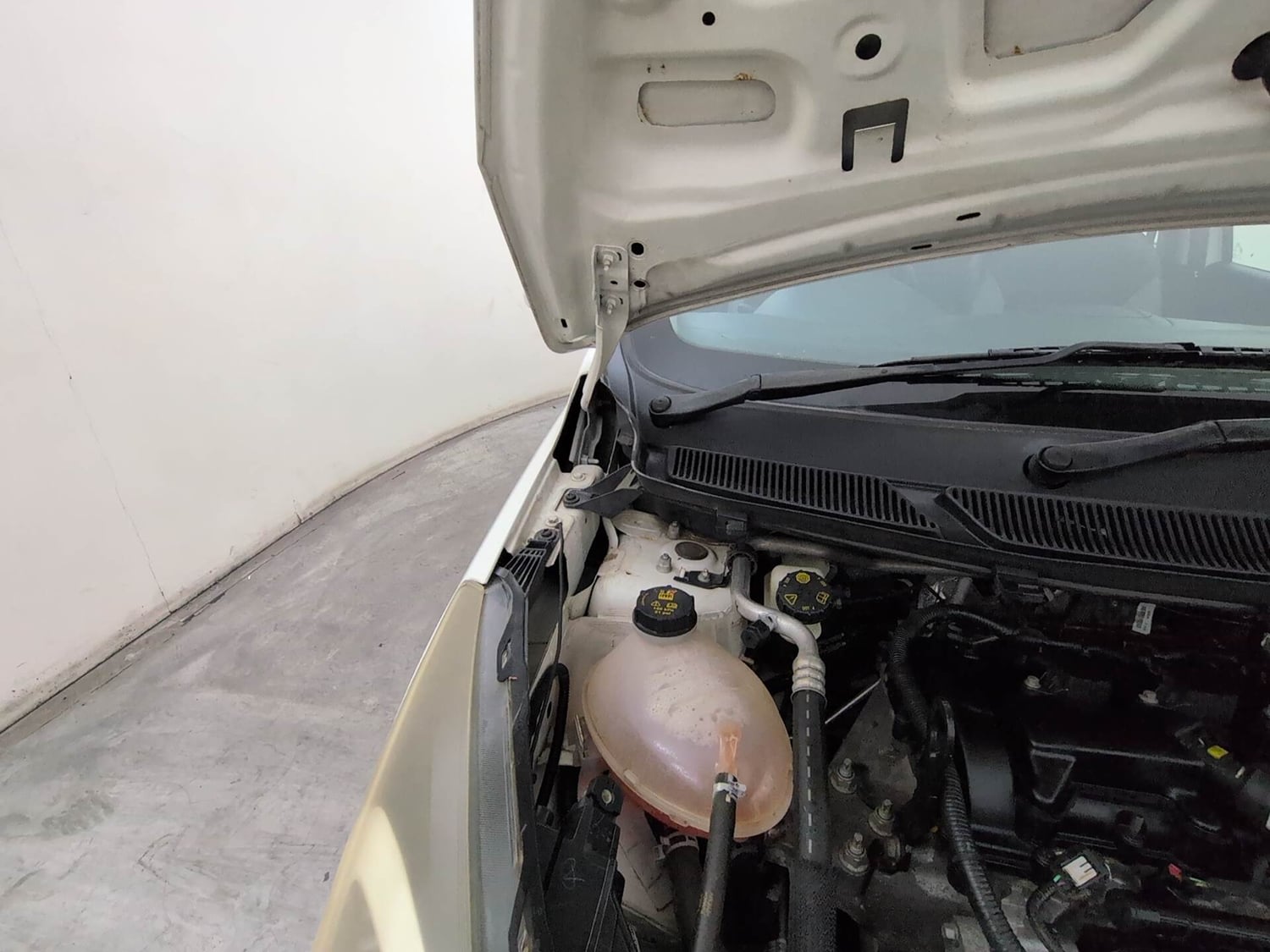Used 2021 Ford Figo Titanium 1.2 Ti-VCT MT Petrol Manual engine ENGINE RIGHT SIDE HINGE & APRON VIEW