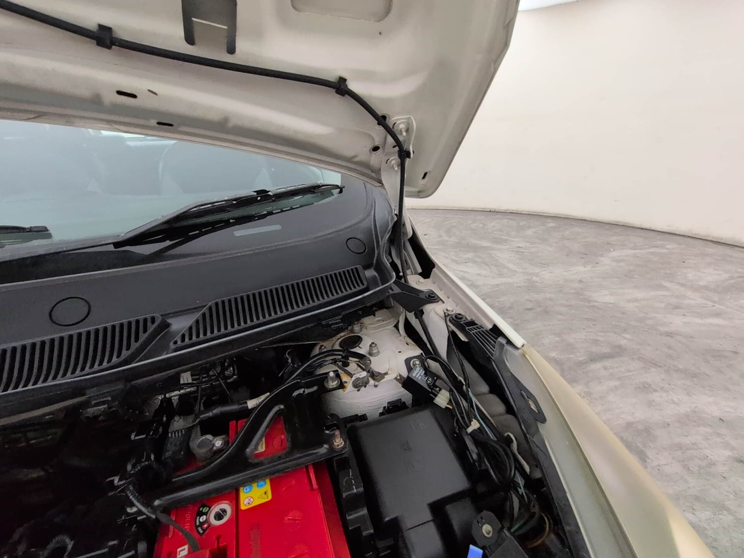 Used 2021 Ford Figo Titanium 1.2 Ti-VCT MT Petrol Manual engine ENGINE LEFT SIDE HINGE & APRON VIEW
