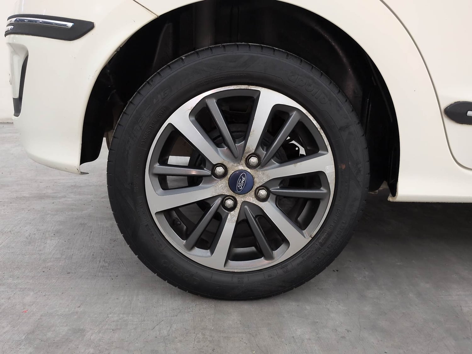 Used 2021 Ford Figo Titanium 1.2 Ti-VCT MT Petrol Manual tyres RIGHT REAR TYRE RIM VIEW