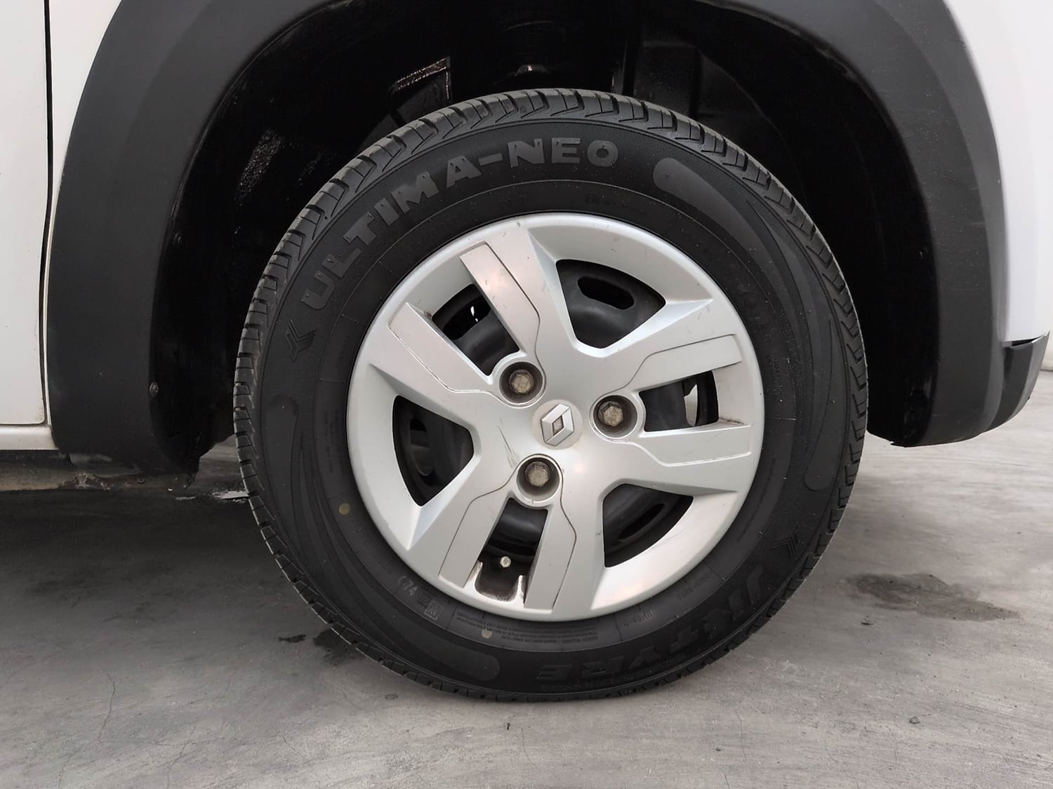 Used 2016 Renault Kwid RXT Petrol Manual tyres RIGHT FRONT TYRE RIM VIEW