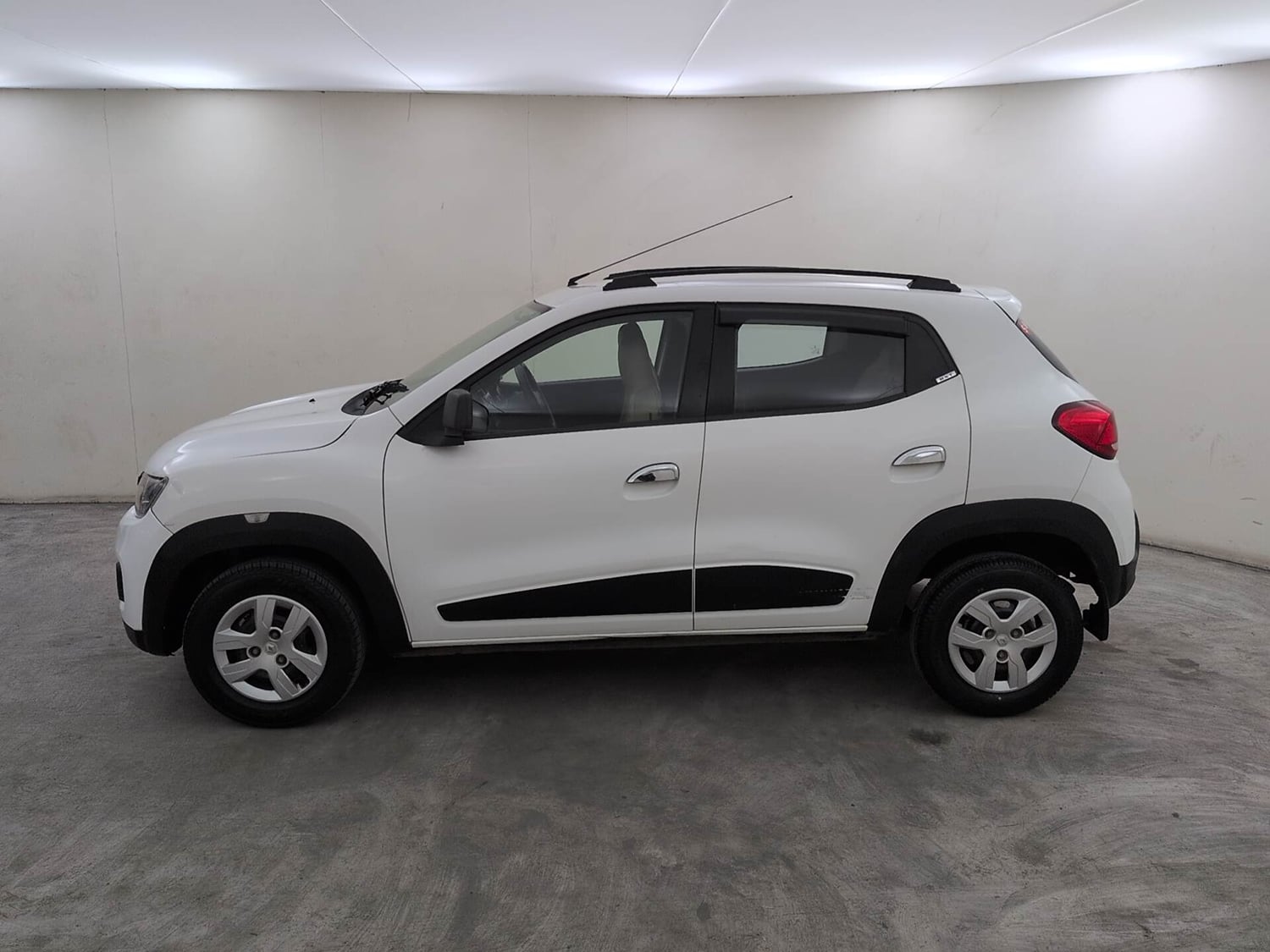 Used 2016 Renault Kwid RXT Petrol Manual exterior LEFT SIDE VIEW