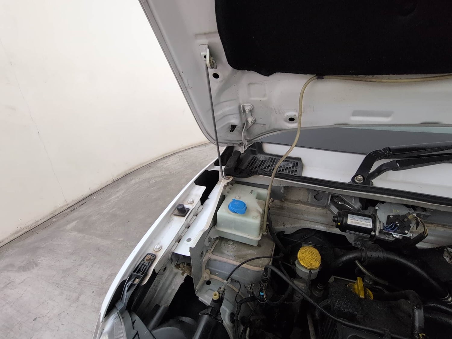 Used 2016 Renault Kwid RXT Petrol Manual engine ENGINE RIGHT SIDE HINGE & APRON VIEW