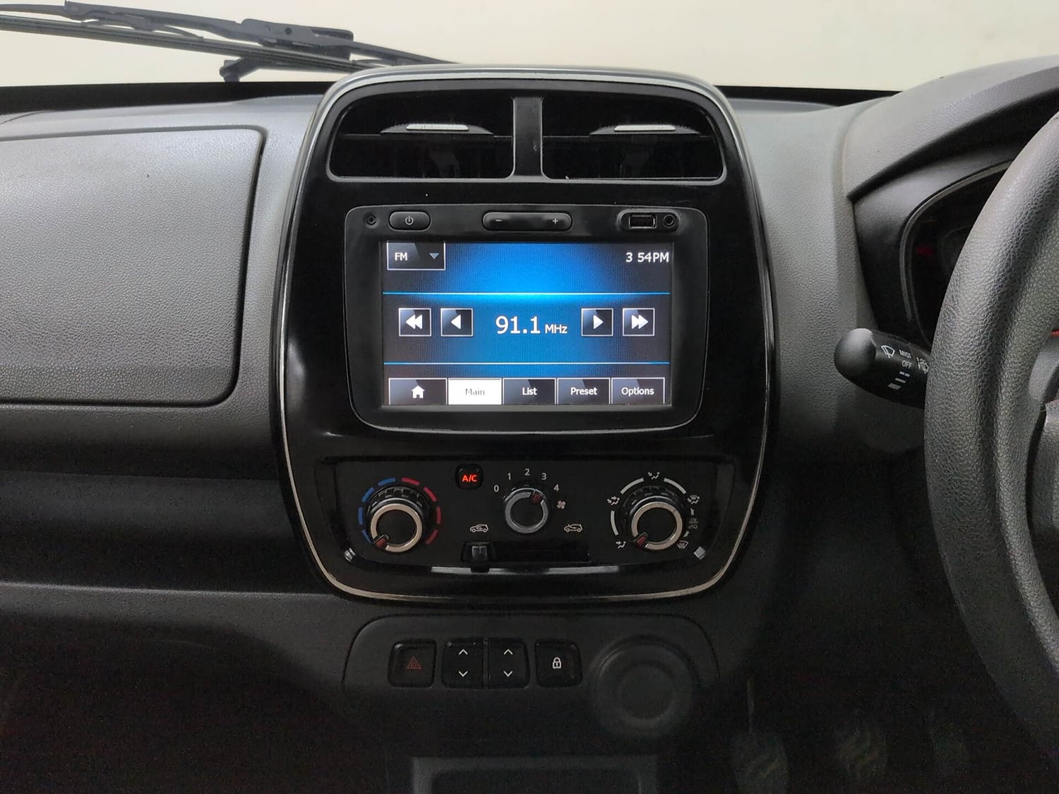 Used 2016 Renault Kwid RXT Petrol Manual interior MUSIC SYSTEM & AC CONTROL VIEW