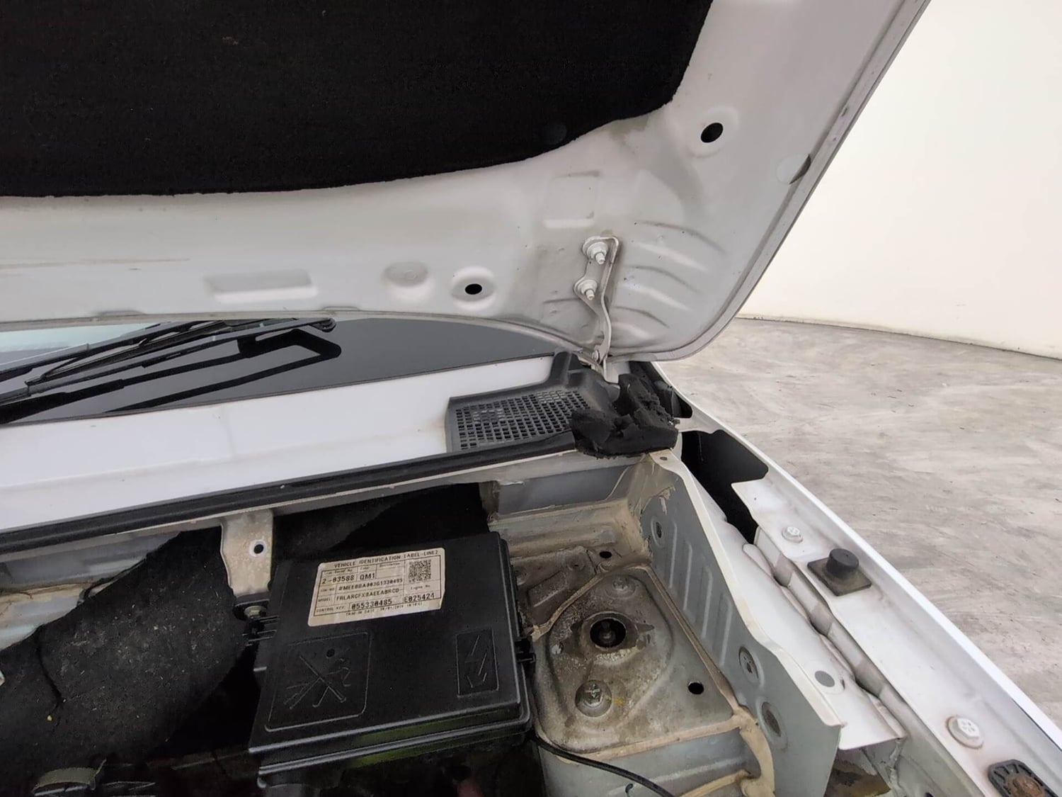 Used 2016 Renault Kwid RXT Petrol Manual engine ENGINE LEFT SIDE HINGE & APRON VIEW