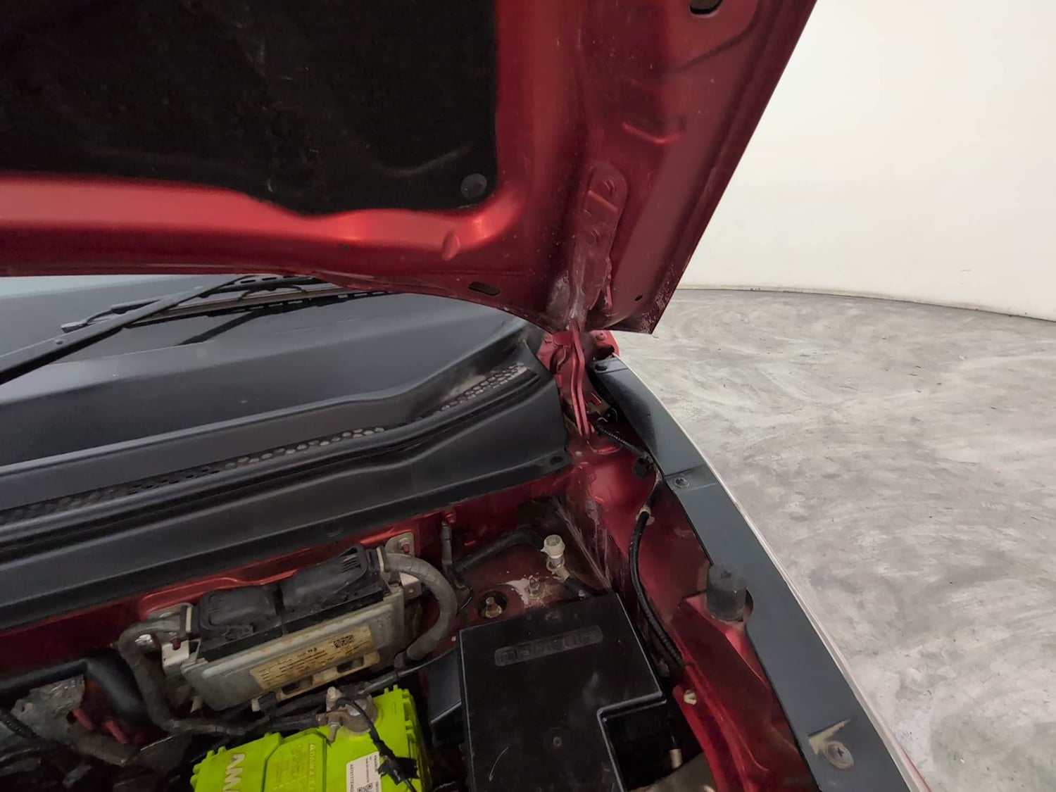 Used 2017 Mahindra KUV100 K8 6 STR Dual Tone Petrol Manual engine ENGINE LEFT SIDE HINGE & APRON VIEW