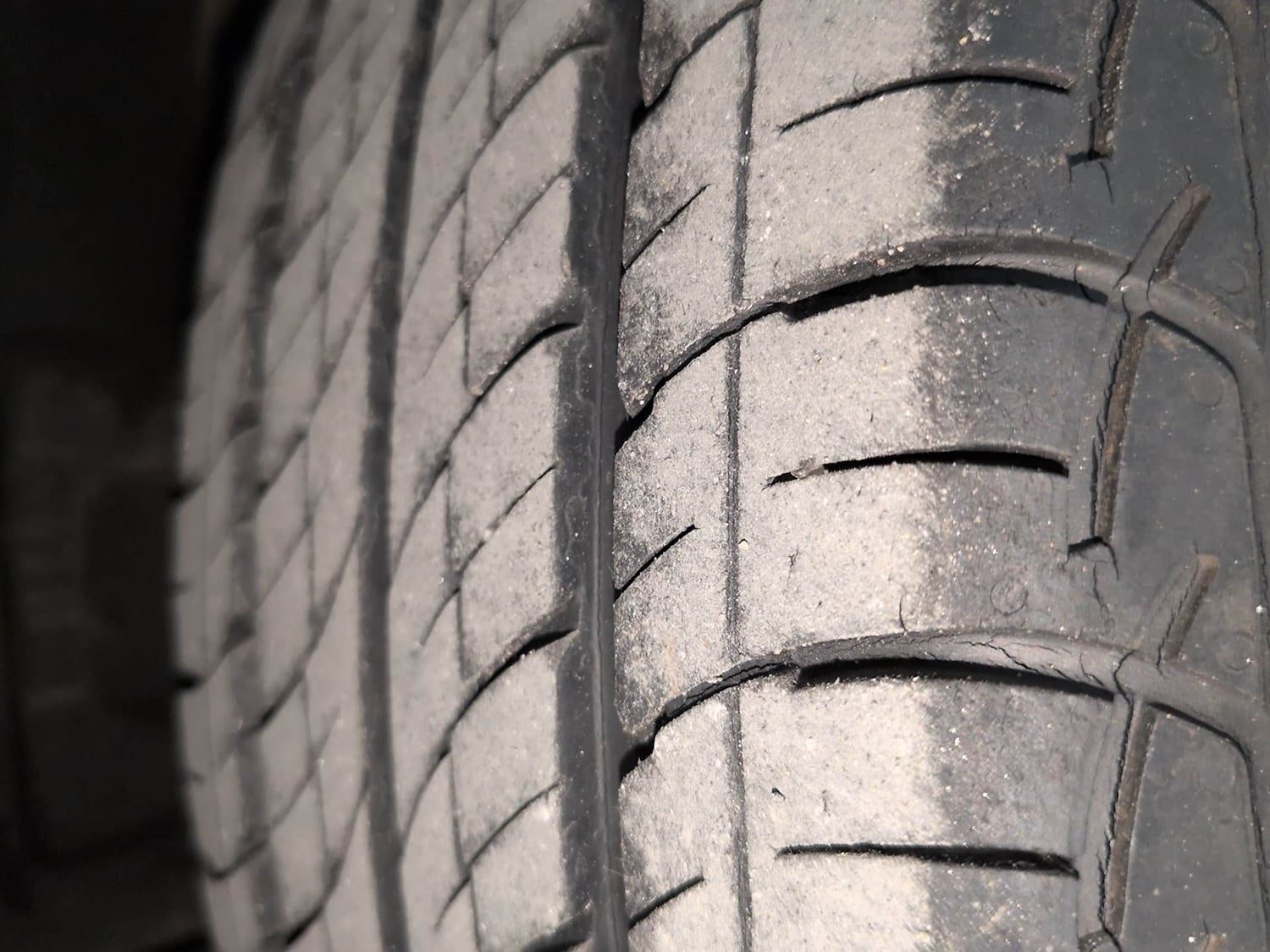 Used 2017 Mahindra KUV100 K8 6 STR Dual Tone Petrol Manual tyres RIGHT REAR TYRE TREAD VIEW