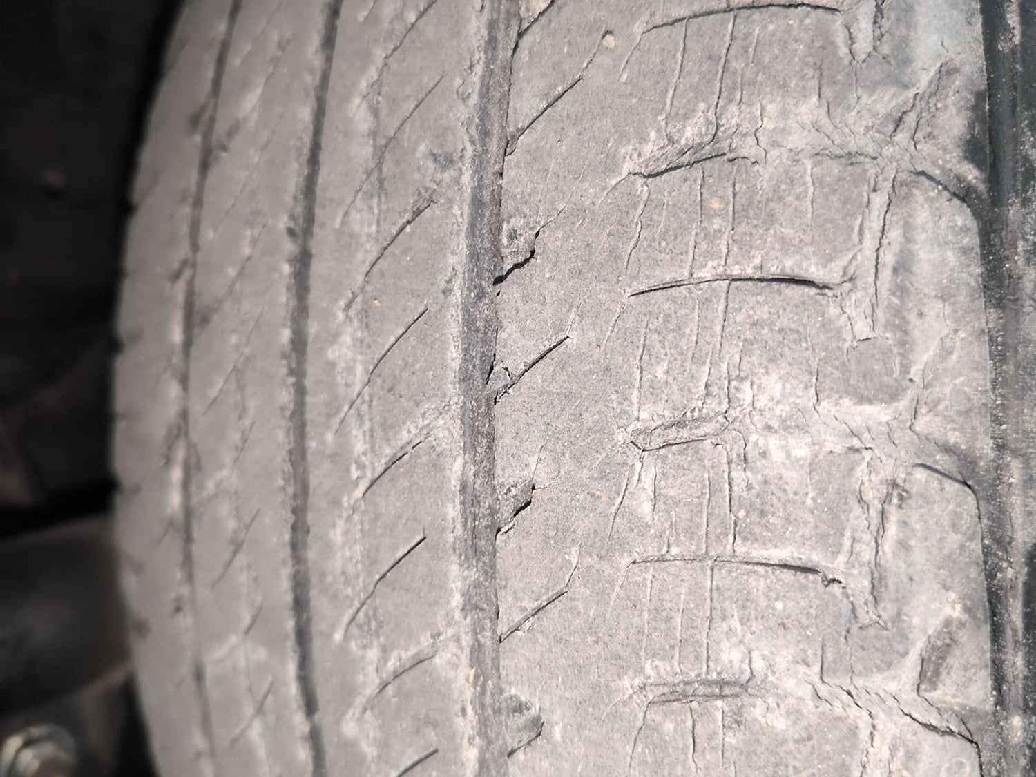Used 2017 Mahindra KUV100 K8 6 STR Dual Tone Petrol Manual tyres RIGHT FRONT TYRE TREAD VIEW