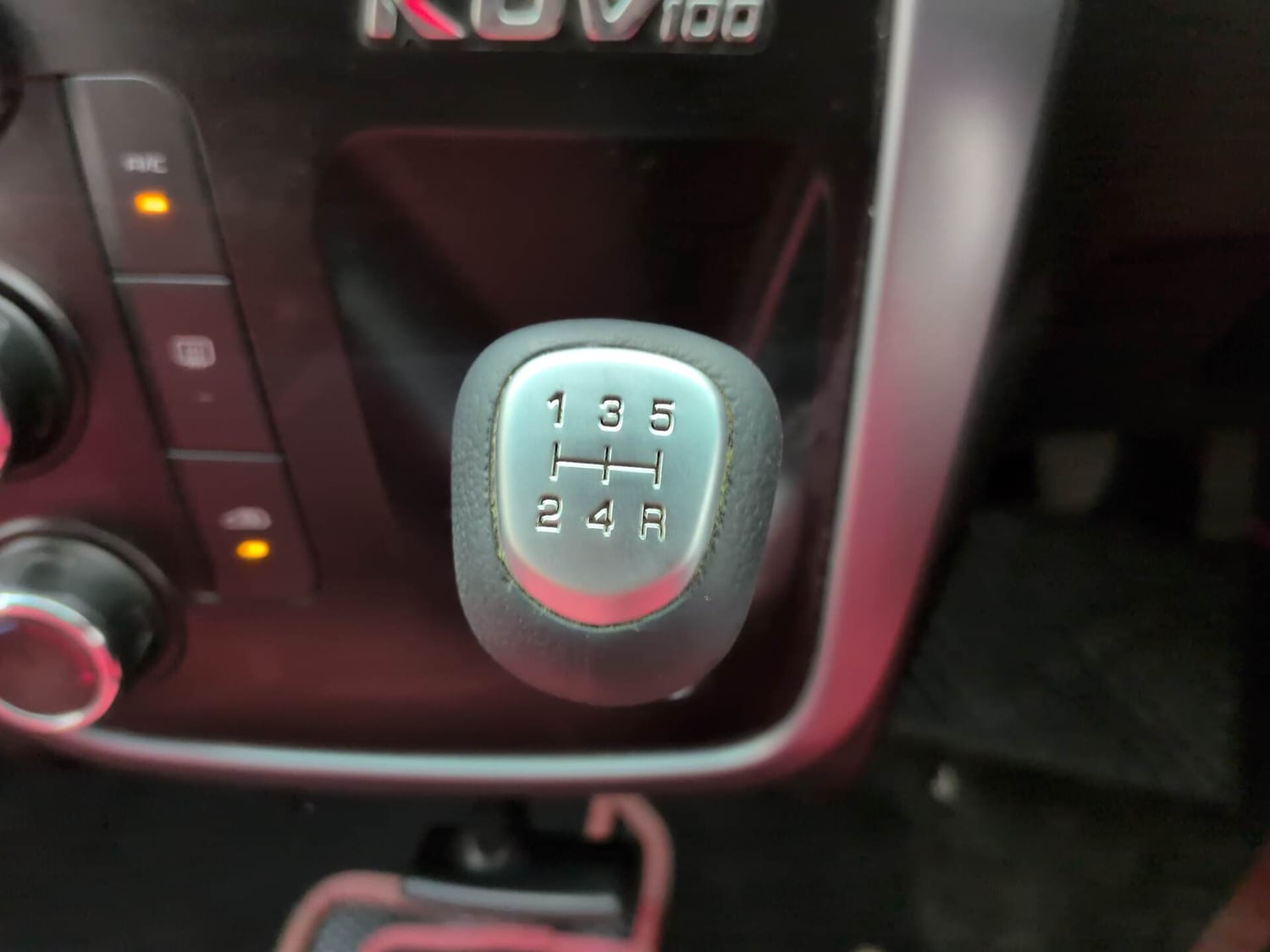 Used 2017 Mahindra KUV100 K8 6 STR Dual Tone Petrol Manual interior GEAR  KNOB VIEW