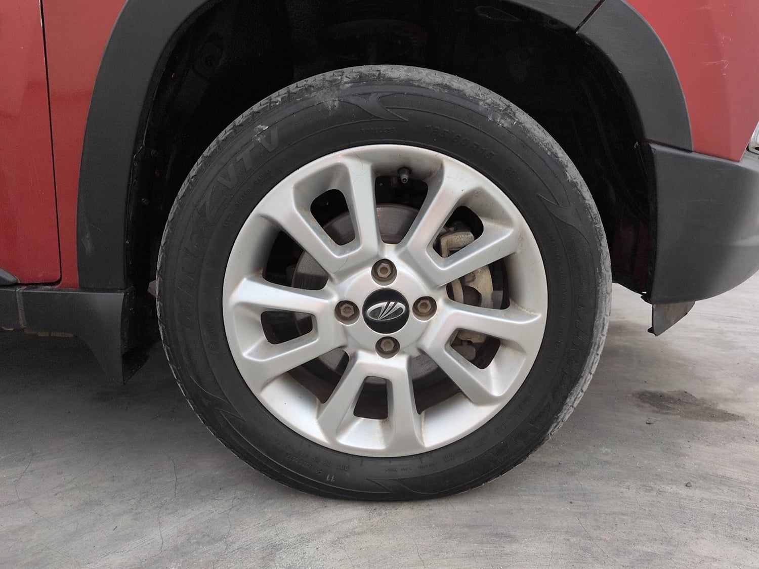 Used 2017 Mahindra KUV100 K8 6 STR Dual Tone Petrol Manual tyres RIGHT FRONT TYRE RIM VIEW