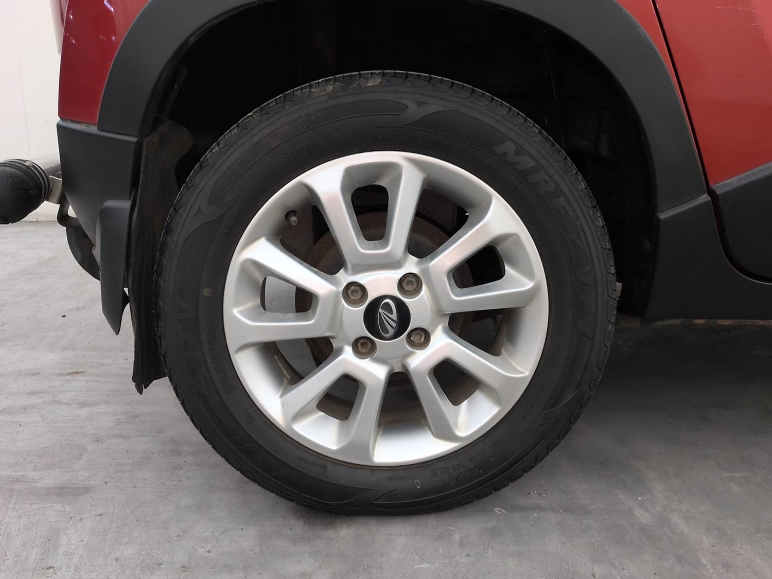 Used 2017 Mahindra KUV100 K8 6 STR Dual Tone Petrol Manual tyres RIGHT REAR TYRE RIM VIEW