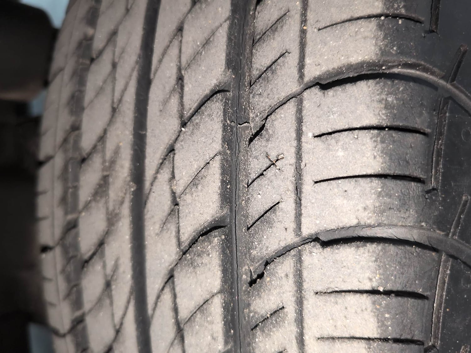 Used 2017 Mahindra KUV100 K8 6 STR Dual Tone Petrol Manual tyres LEFT REAR TYRE TREAD VIEW