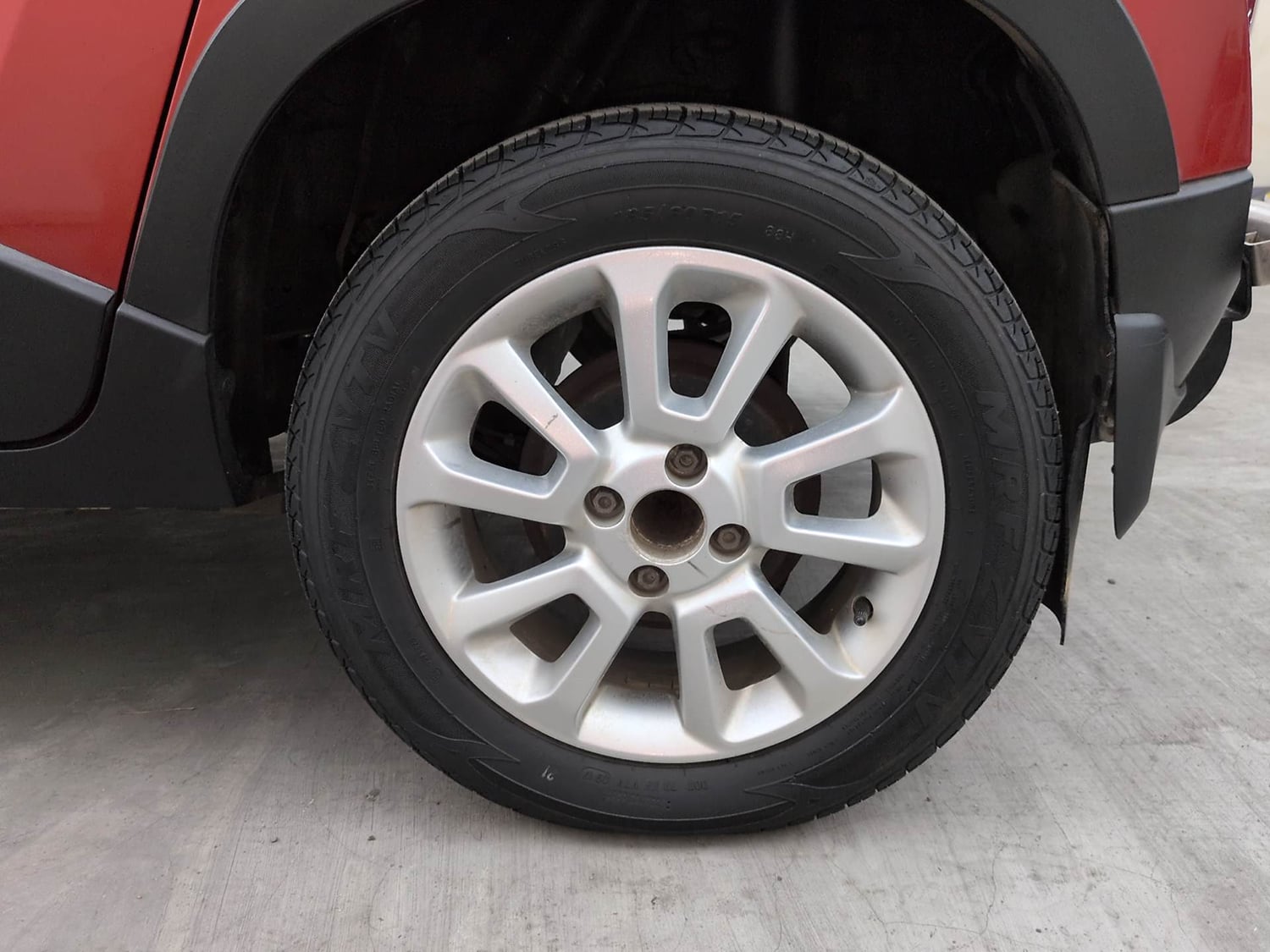 Used 2017 Mahindra KUV100 K8 6 STR Dual Tone Petrol Manual tyres LEFT REAR TYRE RIM VIEW