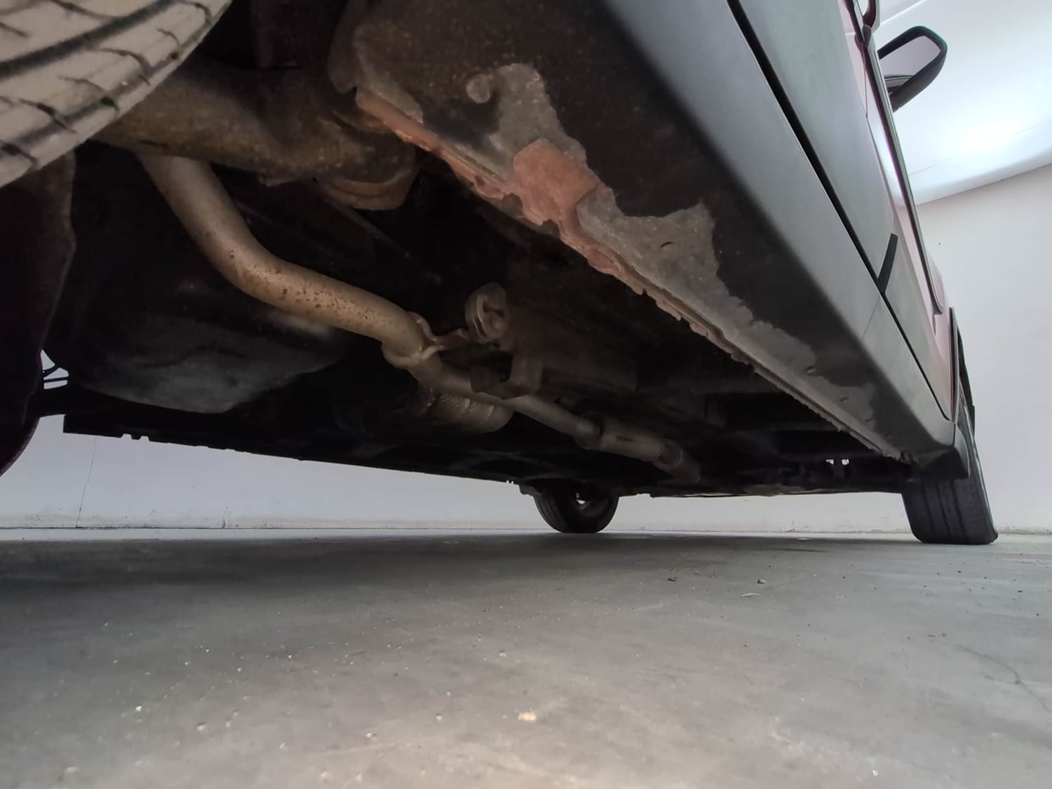 Used 2017 Mahindra KUV100 K8 6 STR Dual Tone Petrol Manual extra REAR RIGHT UNDERBODY VIEW