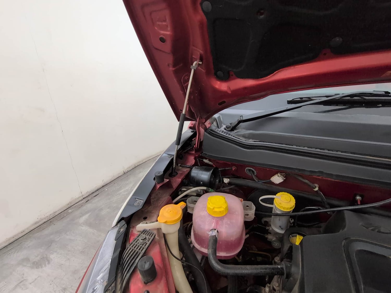 Used 2017 Mahindra KUV100 K8 6 STR Dual Tone Petrol Manual engine ENGINE RIGHT SIDE HINGE & APRON VIEW