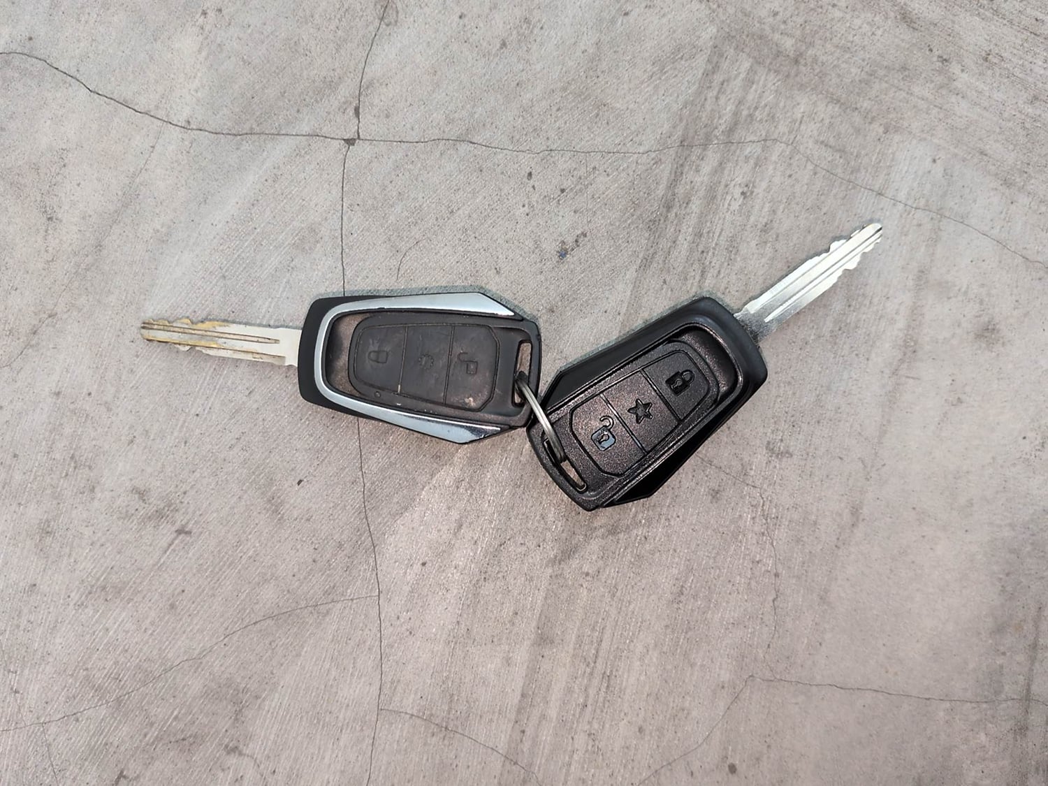 Used 2017 Mahindra KUV100 K8 6 STR Dual Tone Petrol Manual extra CAR KEY VIEW