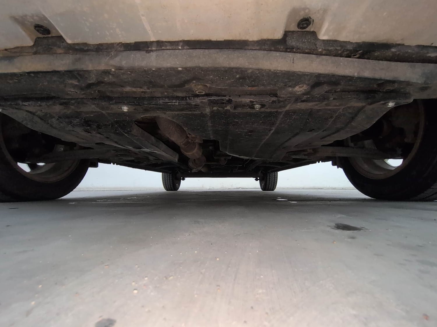 Used 2017 Mahindra KUV100 K8 6 STR Dual Tone Petrol Manual extra FRONT LEFT UNDERBODY VIEW